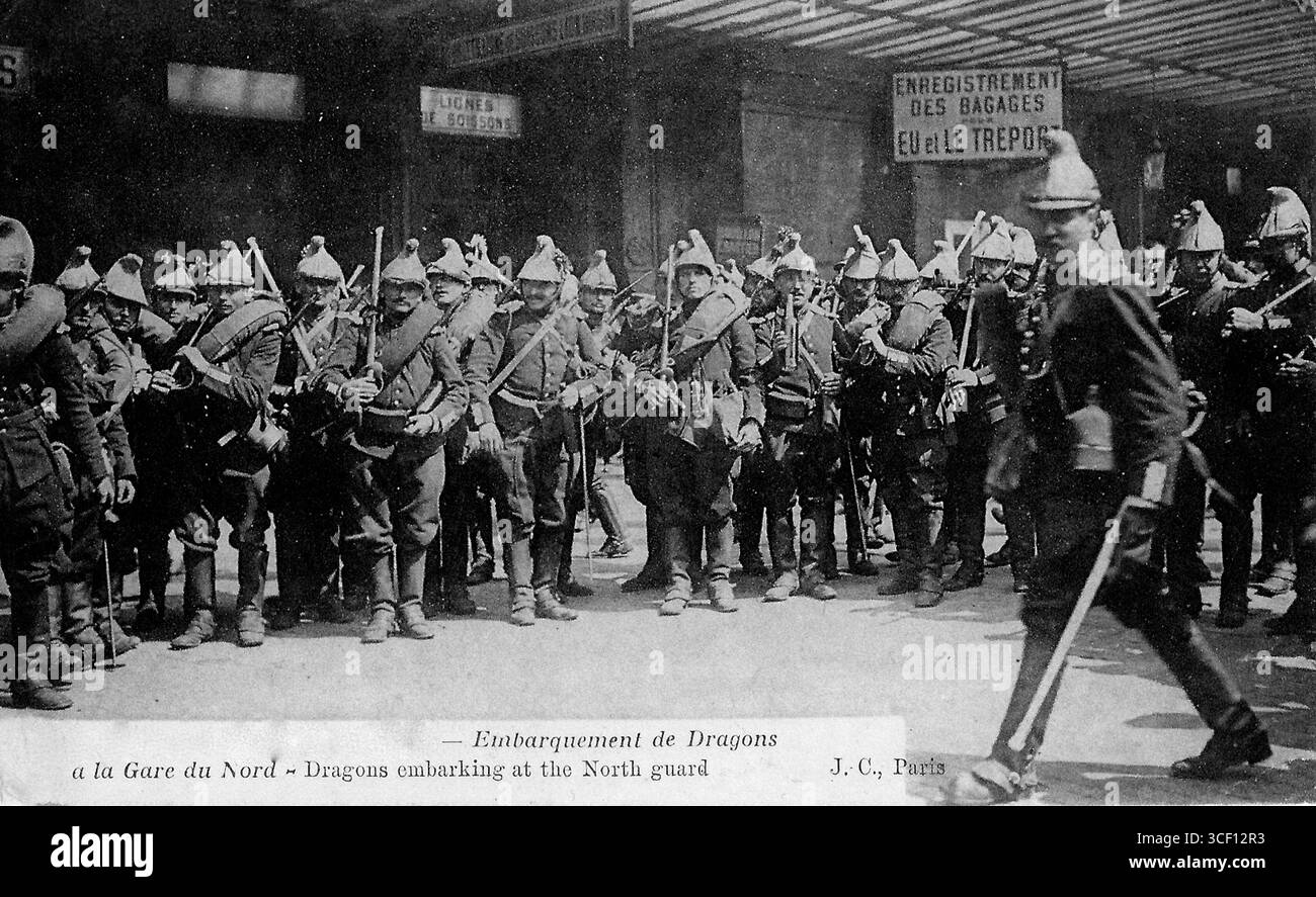 Foto, das die Einschiffung französischer Dragonersoldaten am Gare du Nord in Paris zwischen dem 1. Und 10. August 1914 während der ersten Phase des Ersten Weltkriegs zeigt. Dieses Bild wurde später von Agence Rol veröffentlicht. Stockfoto