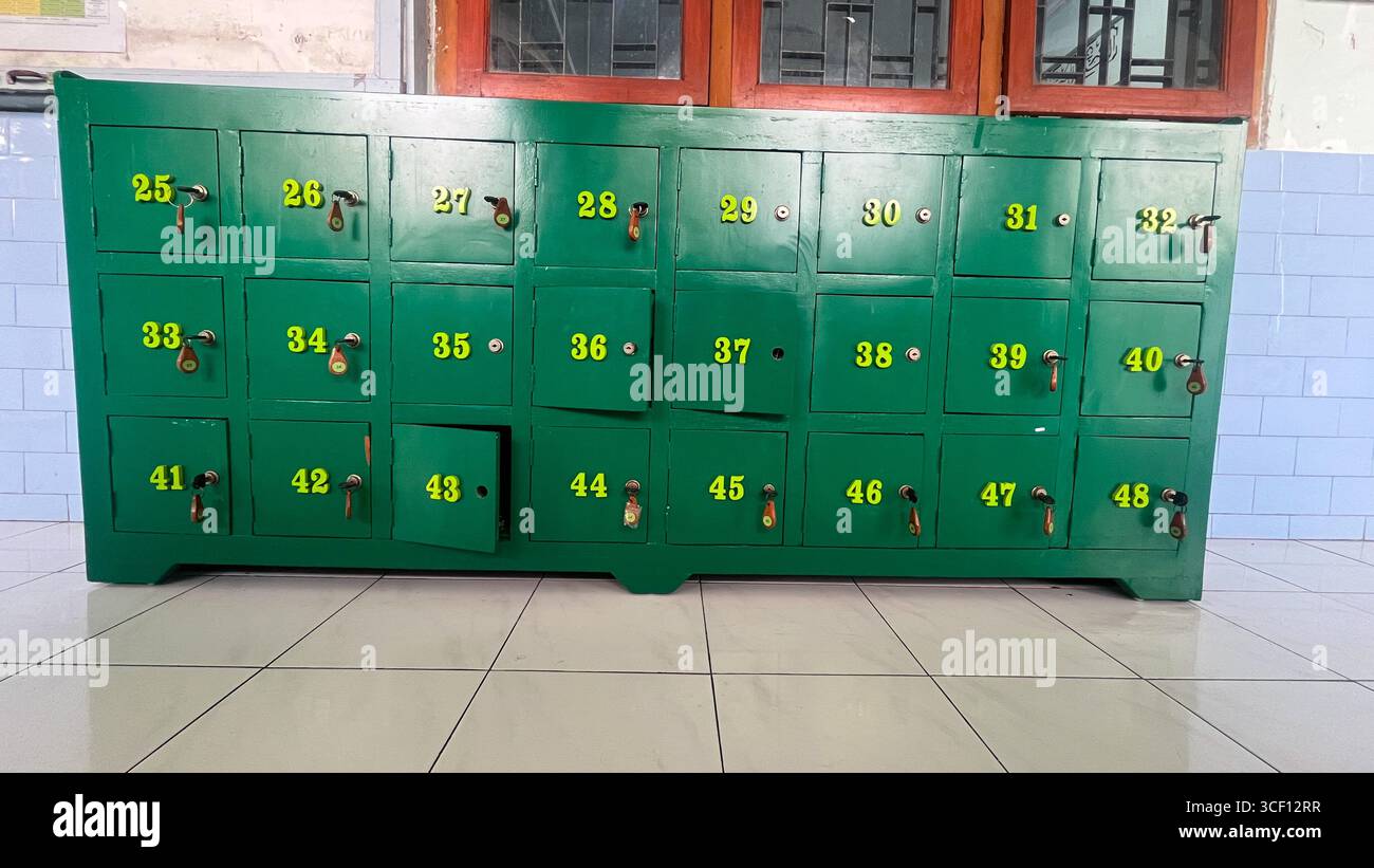 Grüner Holzschrank zur Aufbewahrung von Gegenständen, Konzeptsicherheit Stockfoto