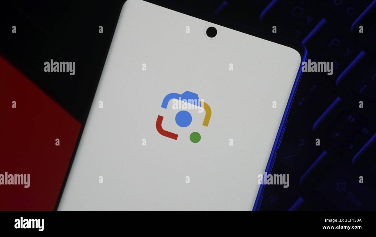 Google Lens App Logo auf einem Smartphone mit einem einfachen und farbenfrohen Design auf einem klaren Hintergrund Stockfoto