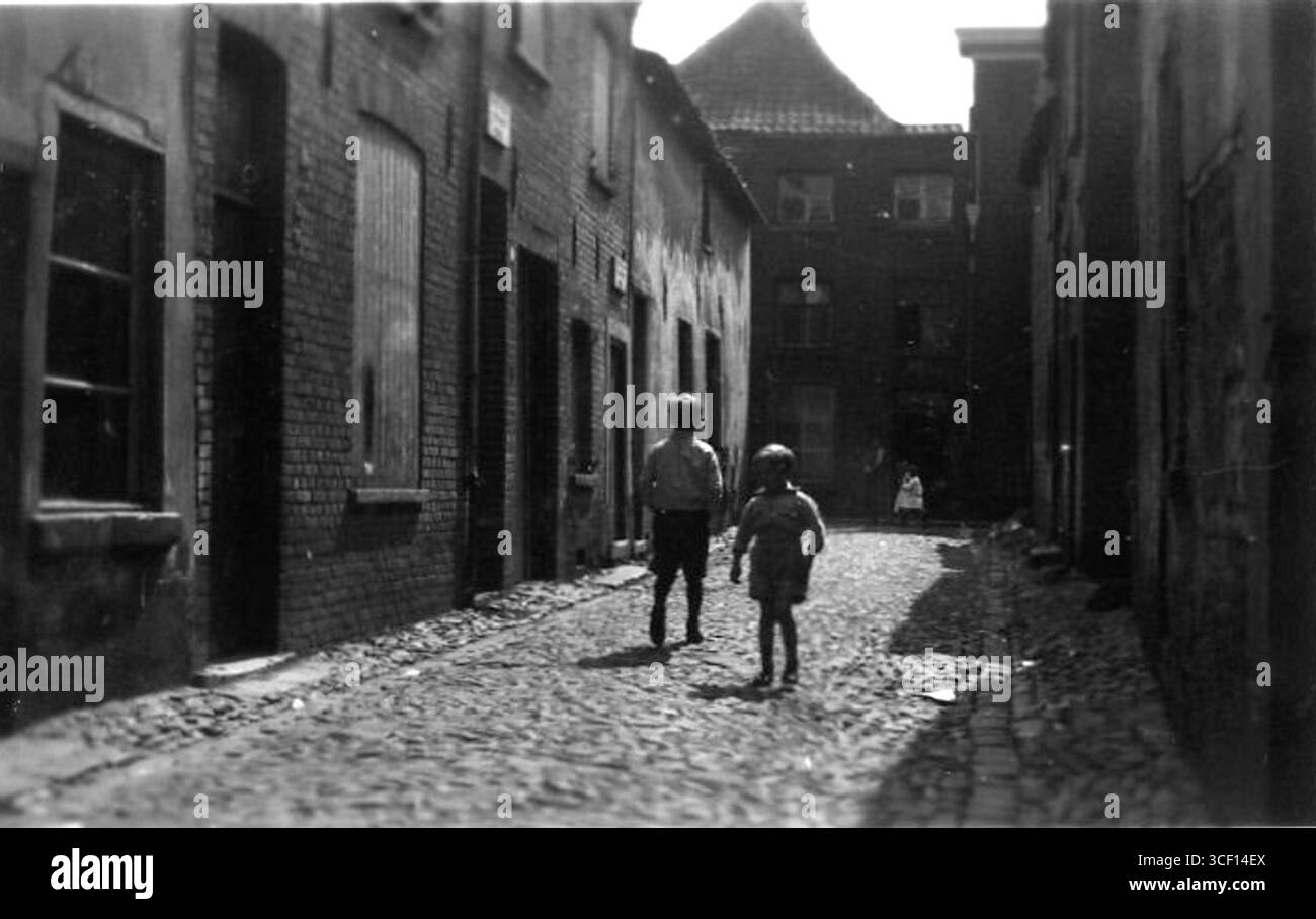 Ein Foto aus dem Jahr 1933, das die Wijngaardstraat in 't Hetje, Venlo, zeigt und in Richtung Jodenstraat blickt. Das Bild fängt das tägliche Leben und die städtische Grundrisse dieses Gebietes im frühen 20. Jahrhundert ein. Stockfoto