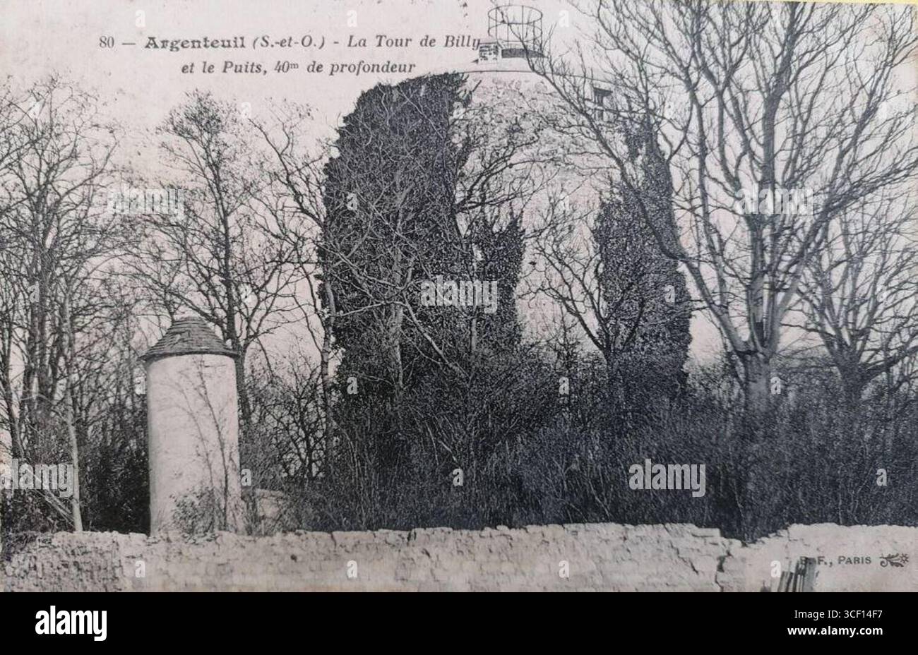 Eine Fotografie, die zwischen 1900 und 1910 aufgenommen wurde und die Tour de Billy und den Brunnen (Puits) in Argenteuil, Frankreich, darstellt. Das Bild hebt sowohl den historischen Turm als auch die wichtigen Merkmale der lokalen Umgebung hervor. Stockfoto
