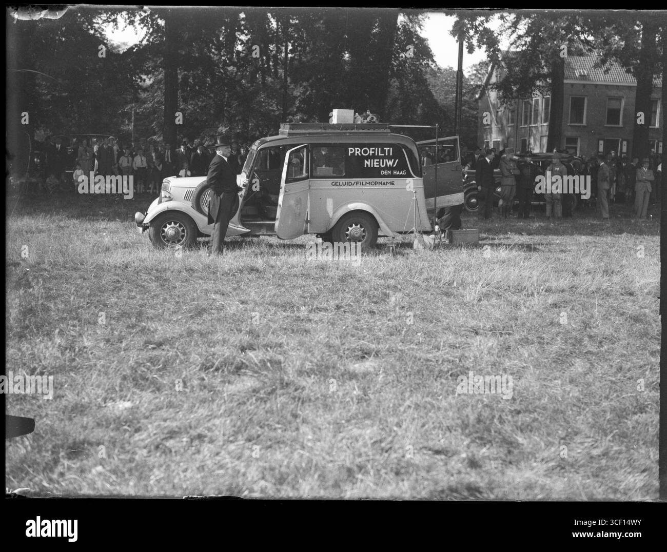 Am 27. August 1938 feierte der Bijzondere Vrijwillige Landsturm in den Haag anlässlich seines 20-jährigen Bestehens. Ein Profilti Nieuws Auto für Tonfilme steht in der Nähe des Zoogeländes, mit dem Boorhuis im Hintergrund. Am selben Tag fand im Huis Ten Bosch zum 40-jährigen Regierungsjubiläum von Königin Wilhelmina eine Parade statt. Stockfoto