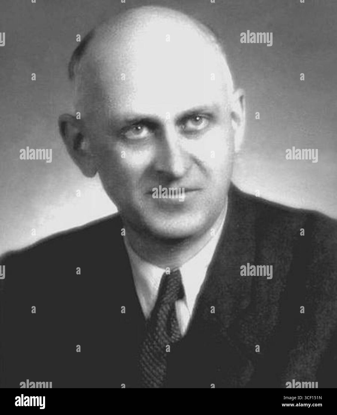 Adolf Kellner (1904–1953), ein tschechischer Dialektologe und Universitätslehrer, war Experte für böhmische und romanische Sprachen. Er wirkte auch in der tschechischen Literatur und Linguistik mit. Dieses Foto, das vor 1954 aufgenommen wurde, spiegelt seine berufliche Stellung wider. Stockfoto