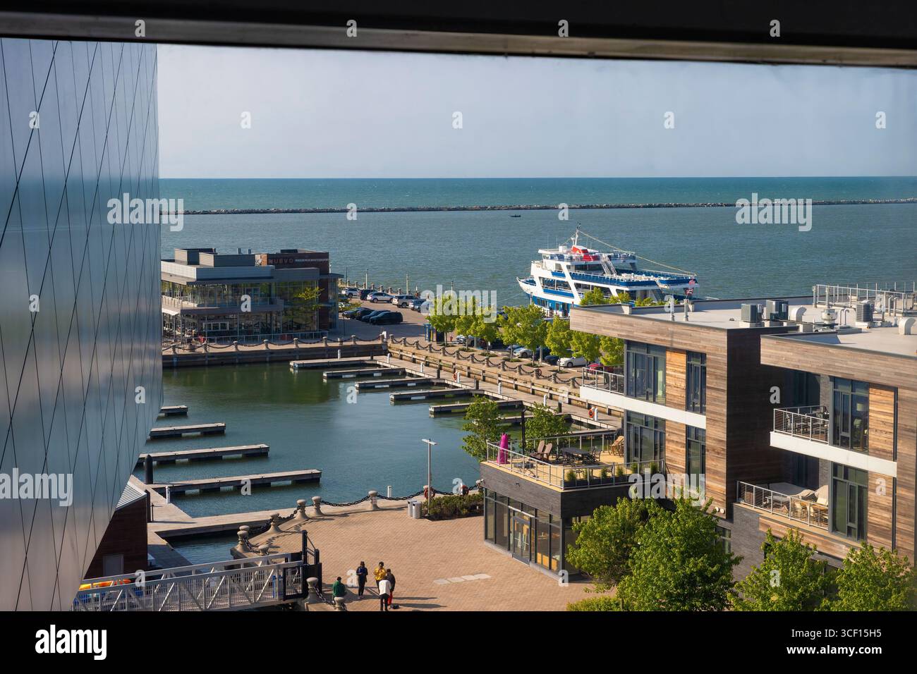 Cleveland, Ohio, USA - 18. Mai 2023: Blick auf den Hafen am Erie-See von einem Fenster aus auf die Rock and Roll Hall of Fame. Stockfoto