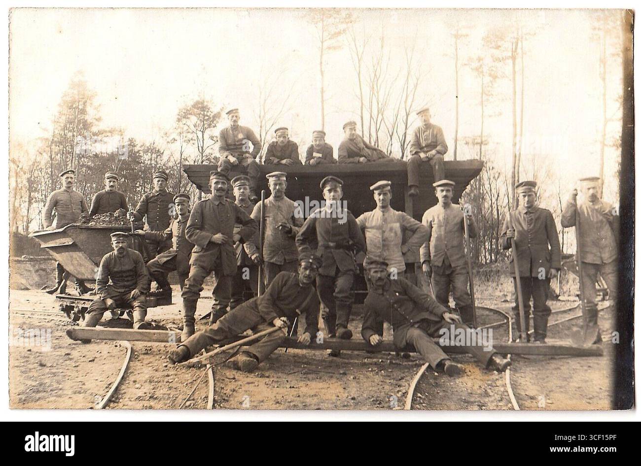 Ein Foto vom 13. Dezember 1917, das deutsche Soldaten mit einer Feldbahn an der Westfront während des Ersten Weltkriegs zeigt. Die Soldaten sind Teil der logistischen Unterstützung für die militärischen Operationen in den Gräben. Stockfoto