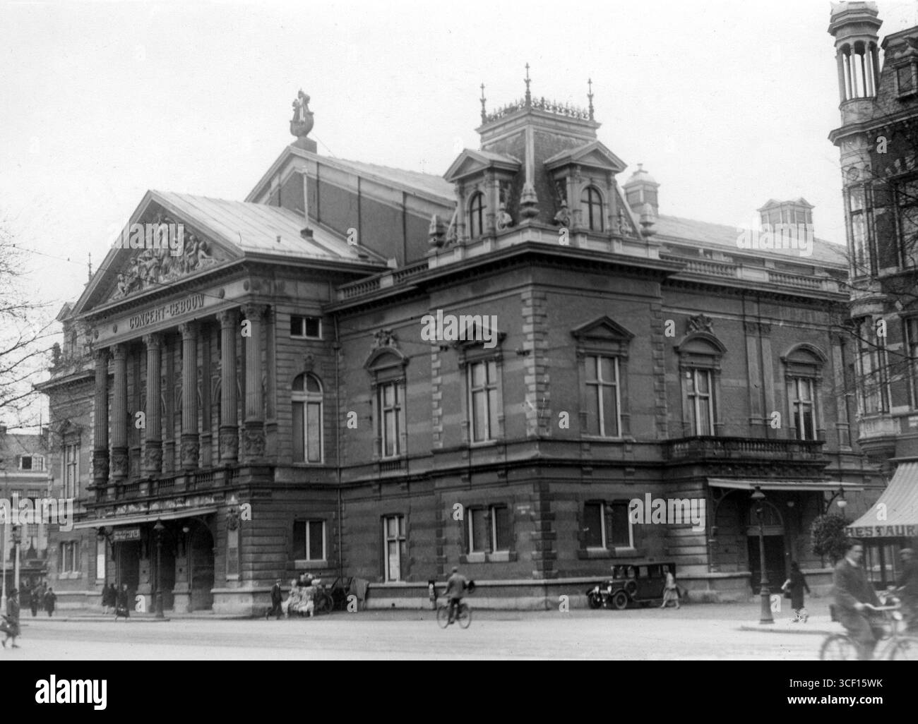 Dieses Bild aus dem Jahr 1928 zeigt das Concertgebouw in Amsterdam, ein renommierter Konzertsaal in den Niederlanden, der für seine Akustik und Architektur gefeiert wird. Stockfoto