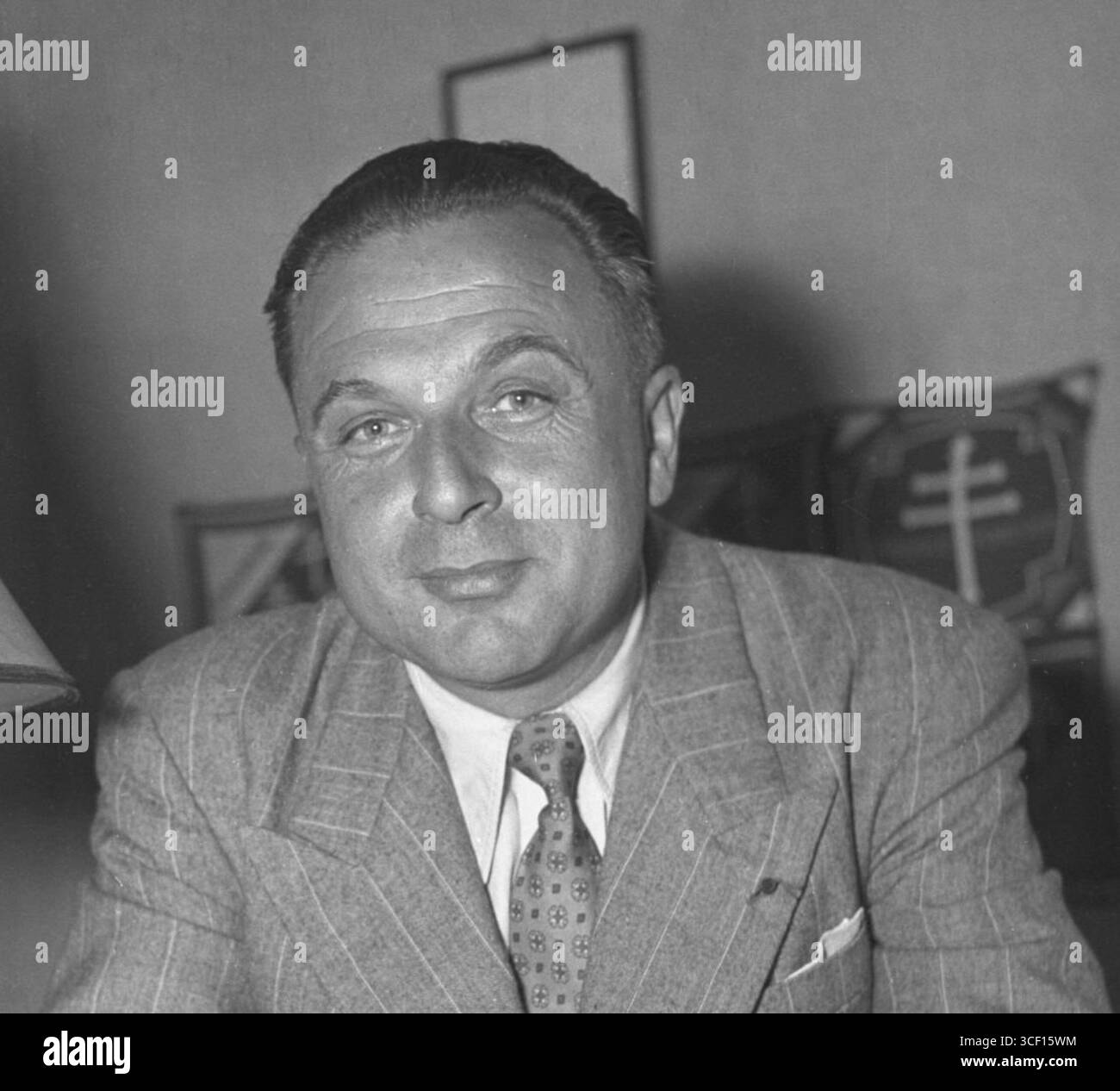 Foto von Jean Nocher, einem französischen Rennfahrer, aufgenommen im Juli 1948. Nocher war bekannt für seine Leistungen im frühen Motorsport. Stockfoto