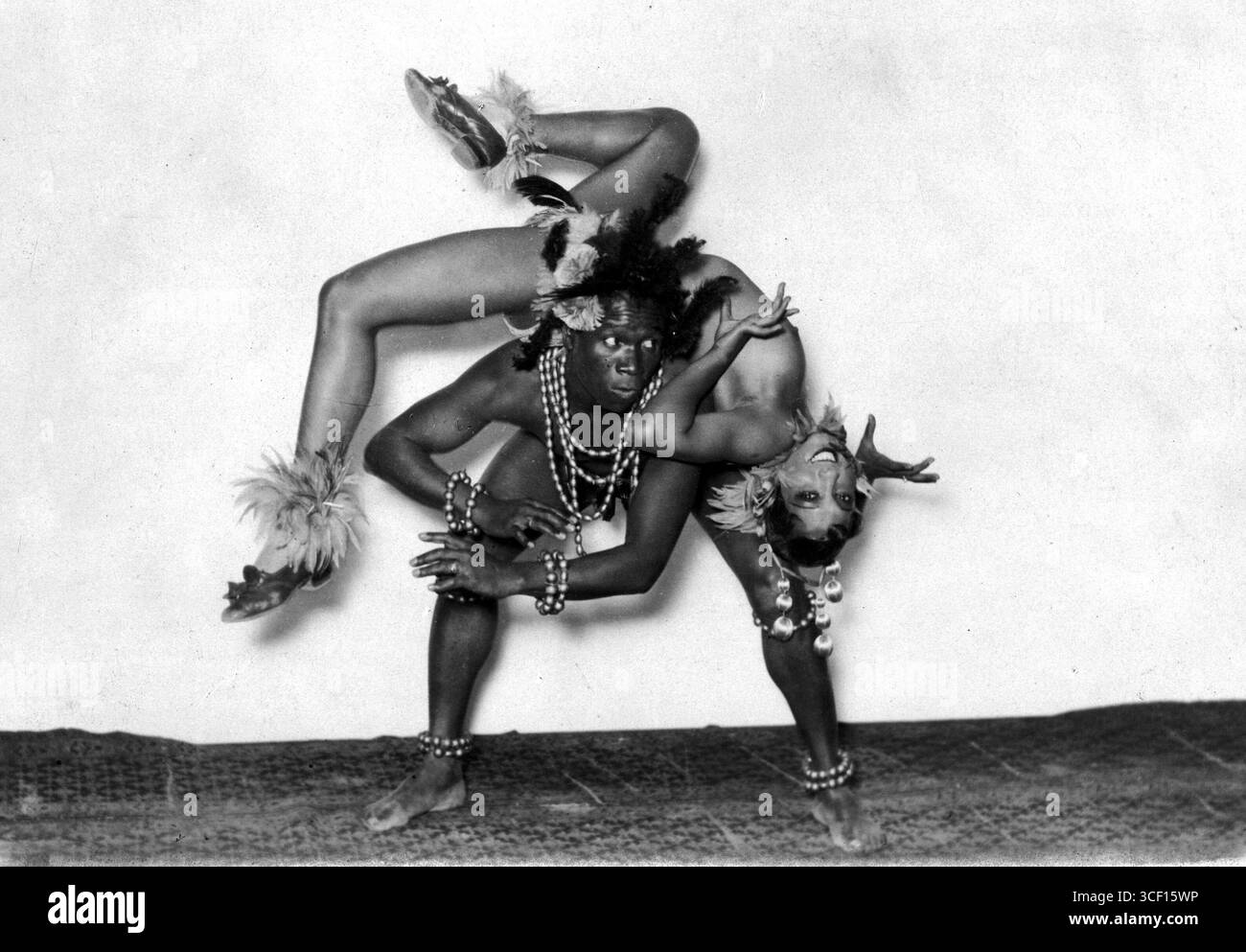 Dieses Foto aus dem Jahr 1927 zeigt Josephine Baker, wie sie im Folies Bergère in Paris auftritt. Die in Amerika geborene französische Entertainerin ist bekannt für ihre legendären Auftritte während des Jazz-Zeitalters. Stockfoto
