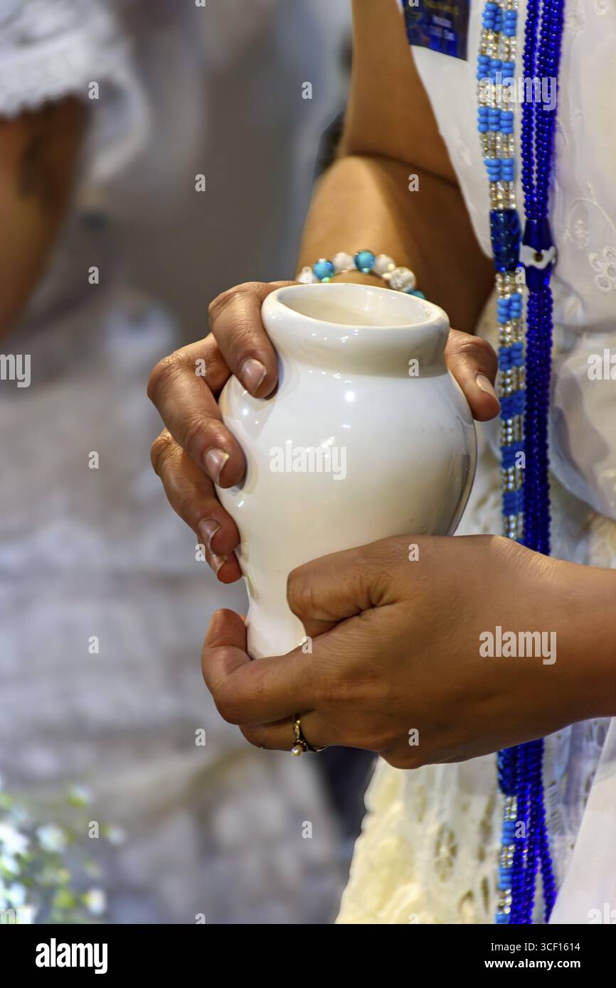 Frau, die Yemanja während eines Umbanda-Rituals in Brasilien, Belo Horizonte, Minas Gerais, Brasilien opferte Stockfoto
