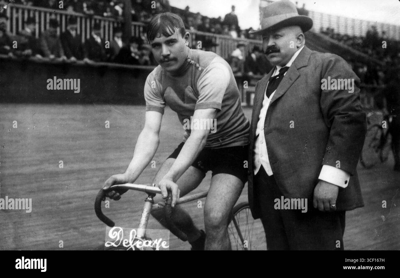 Der belgische Radfahrer Odile Defraye, Sieger der Tour de France 1912 und Milan-San Remo (1913), wird auf einem Velodrome gezeigt. Dieses Foto zeigt den berühmten Fahrer während seiner Karriere in Aktion und zeigt seine Erfolge beim Radfahren Anfang des 20. Jahrhunderts. Stockfoto