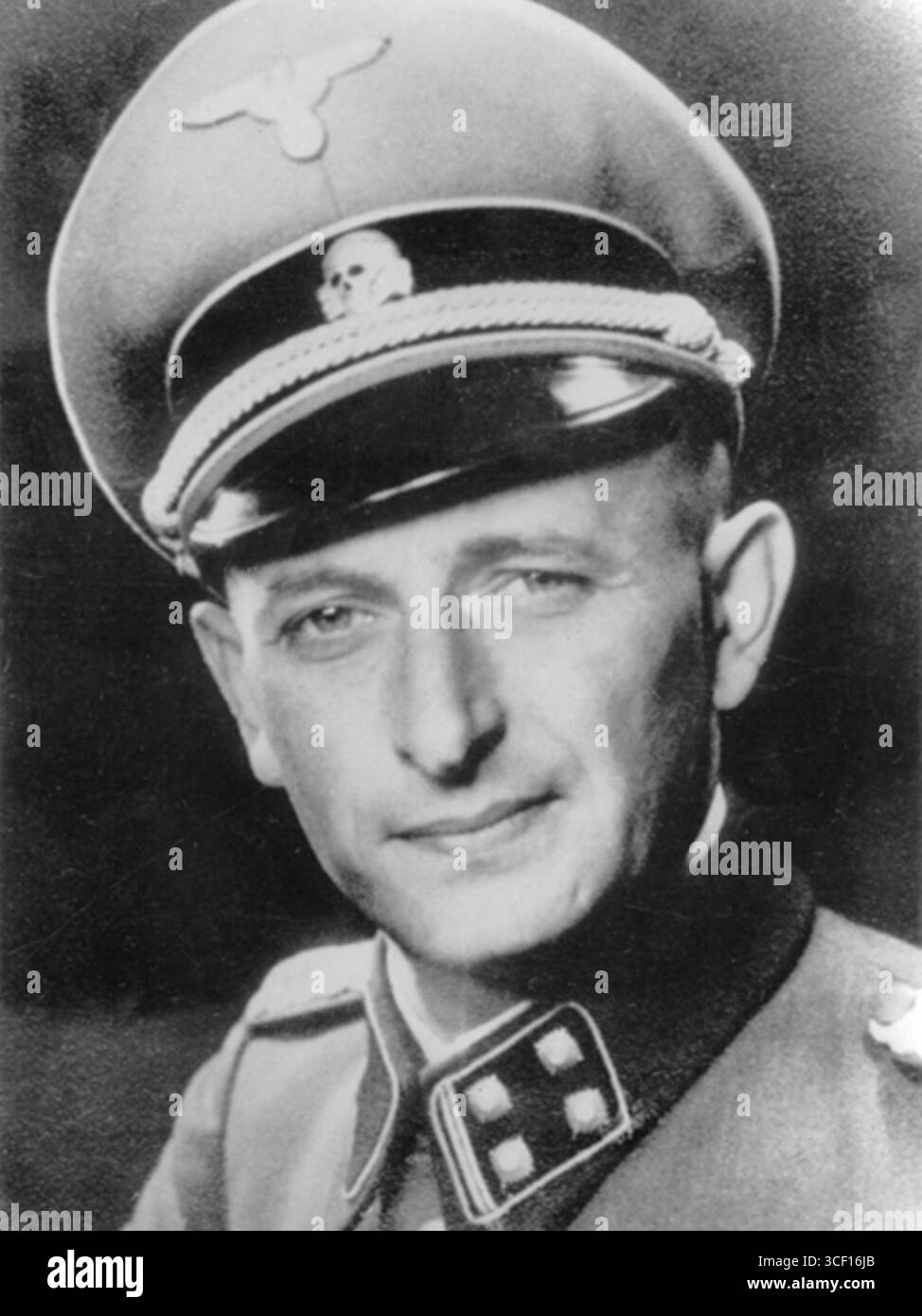 Ein Porträt von Adolf Eichmann, einem wichtigen Nazi-Offizier, der für die Organisation des Holocaust verantwortlich ist. Das Bild entstand 1942, als Eichmann aktiv an der Umsetzung der Endlösung der Nazis beteiligt war. Stockfoto