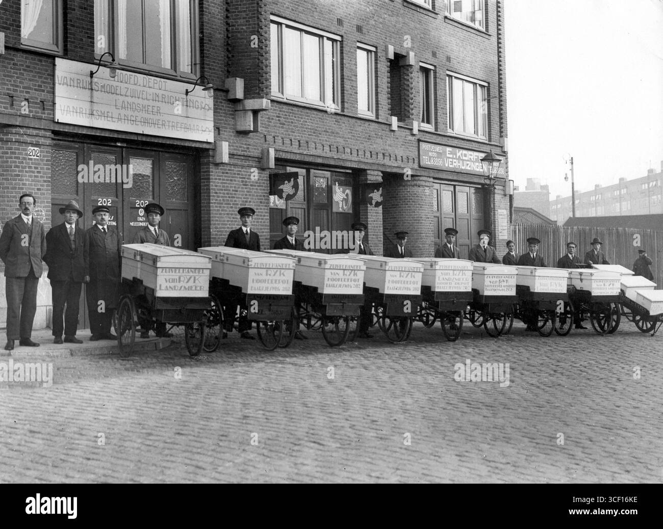 Foto aus dem Jahr 1929 in Amsterdam, das einen Lieferdienst mit Lastenrädern und einem Handwagen zeigt, der Margarine und Margarine-Mischungen vom Zuivelhandel Van Ryk im Depot Rijksmodelzuivel in Landsmeer transportiert. Stockfoto