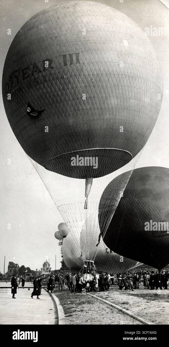 1924 wird der Goodyear-Ballon eines amerikanischen Teilnehmers zum Startplatz des Gordon Bennett Balloon Race in Brüssel, Belgien, gezogen. Die Veranstaltung war ein großer Ballonwettbewerb. Stockfoto
