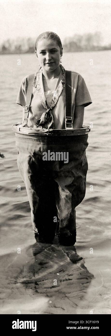 Eine Frau steht im Wasser mit der unteren Hälfte eines Anti-Ertrinkungsanzugs in Deutschland, 1926. Diese Art von Anzug wurde entwickelt, um Auftrieb zu bieten und das Ertrinken im Wasser zu verhindern. Stockfoto Eine Frau steht im Wasser mit der unteren Hälfte eines Anti-Ertrinkungsanzugs in Deutschland, 1926. Diese Art von Anzug wurde entwickelt, um Auftrieb zu bieten und das Ertrinken im Wasser zu verhindern. Stockfoto