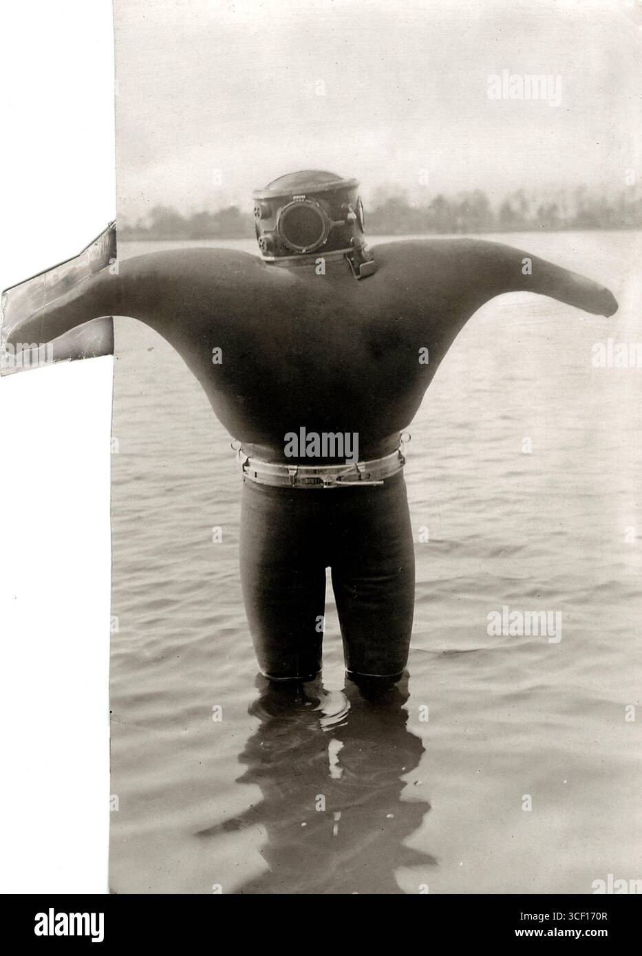 Eine Frau in Deutschland wird 1926 im Stehen im Wasser gezeigt, die einen kompletten Anti-Ertrinkungsanzug trägt. Diese Anzüge wurden entwickelt, um das Ertrinken zu verhindern, indem sie Auftrieb und Stabilität im Wasser bieten. Stockfoto Eine Frau in Deutschland wird 1926 im Stehen im Wasser gezeigt, die einen kompletten Anti-Ertrinkungsanzug trägt. Diese Anzüge wurden entwickelt, um das Ertrinken zu verhindern, indem sie Auftrieb und Stabilität im Wasser bieten. Stockfoto