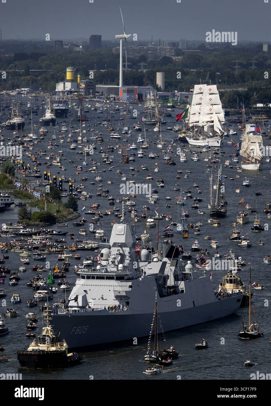 Große Schiffe während der Sail-in Parade vom A'DAM Tower in Amsterdam, Niederlande am 20. August 2025. Die Bootsparade markiert die Eröffnung der neunten Ausgabe von SAIL2025. ANP KOEN VAN WEEL niederlande aus - belgien aus Stockfoto