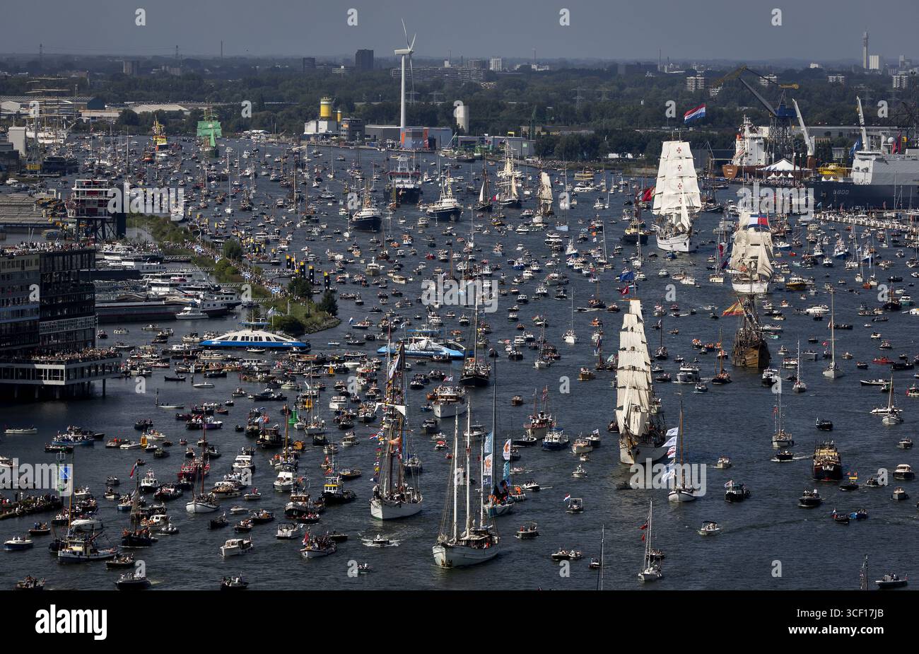 Große Schiffe während der Sail-in Parade vom A'DAM Tower in Amsterdam, Niederlande am 20. August 2025. Die Bootsparade markiert die Eröffnung der neunten Ausgabe von SAIL2025. ANP KOEN VAN WEEL niederlande aus - belgien aus Stockfoto