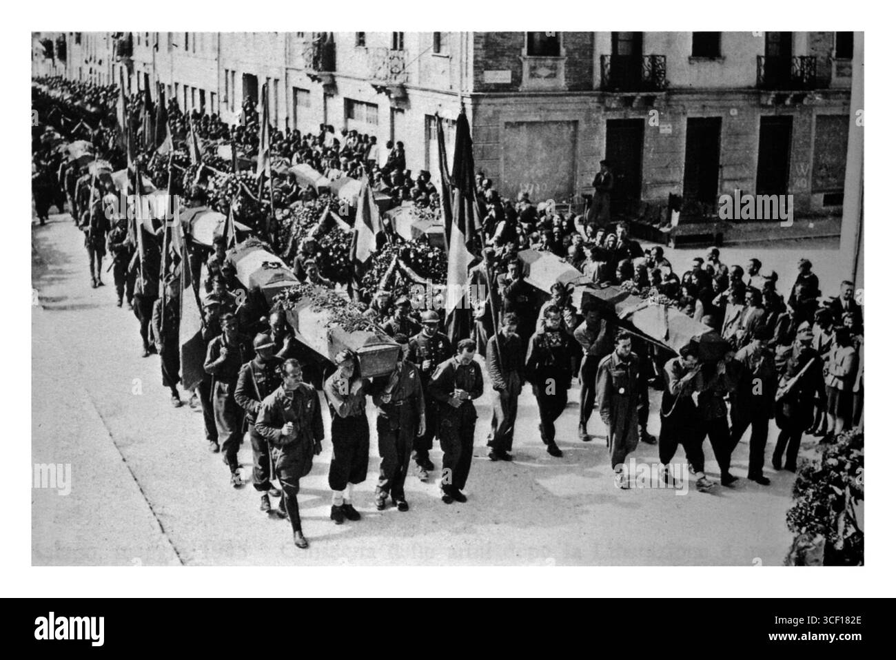 Das Bild zeigt die Beerdigung von Partisanen in Asiago am 29. Mai 1945. Dieses Ereignis gedachte an die Kämpfer des italienischen Widerstands, die eine wichtige Rolle bei der Befreiung des Asiago-Plateaus von den deutschen Truppen während des Zweiten Weltkriegs spielten. Stockfoto