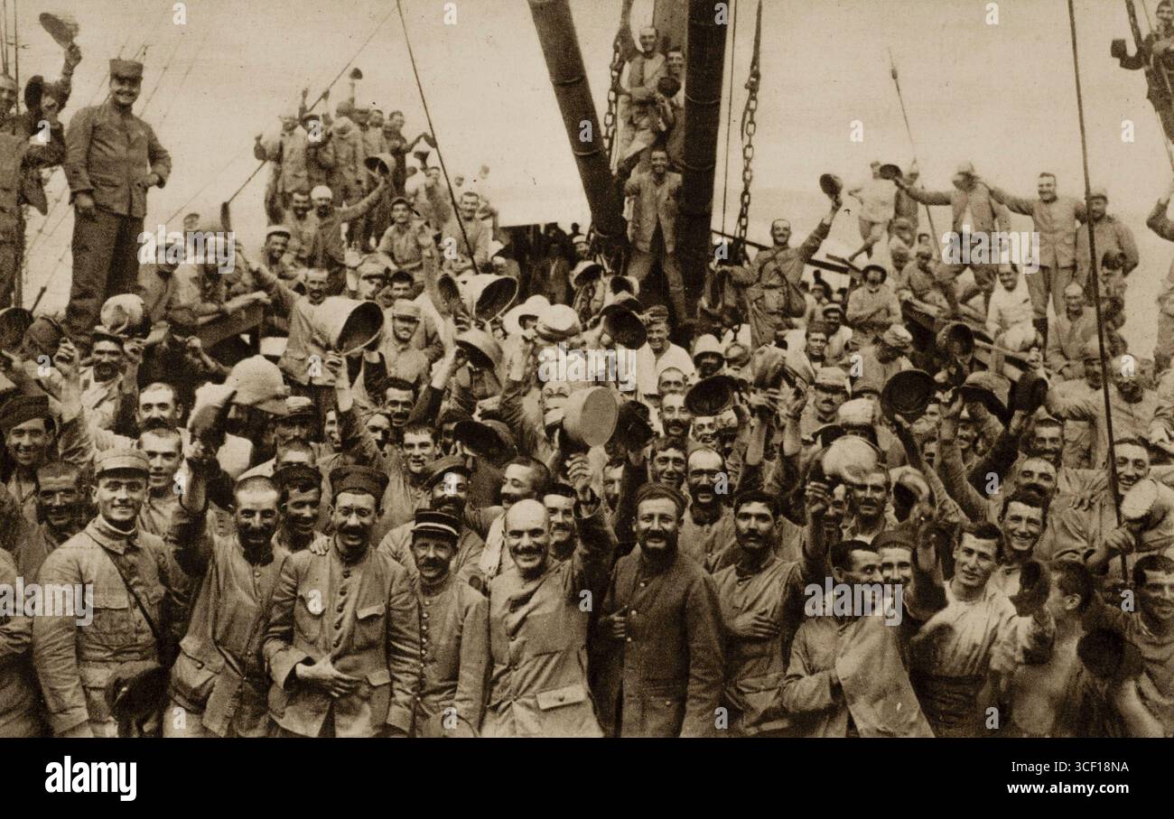 Diese Propagandakarte aus dem Jahr 1915 zeigt französische Truppen, die in Thessaloniki (Griechenland) aussteigen, um den heroischen serbischen Truppen während des Ersten Weltkriegs zu helfen. Stockfoto