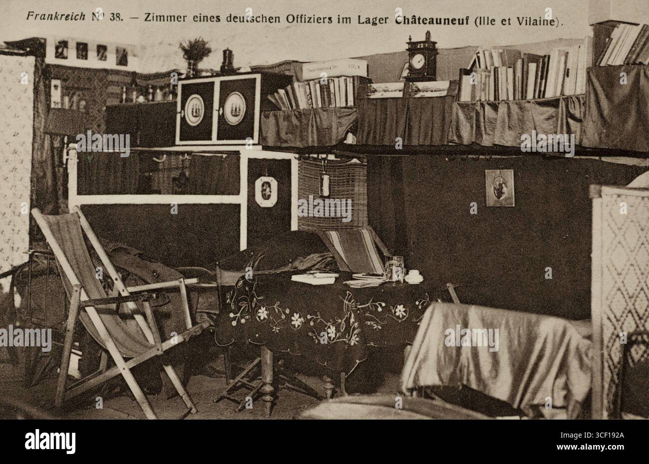 Propagandakarte des Ersten Weltkriegs, die das Zimmer eines deutschen Offiziers im Gefangenenlager Châteauneuf in Frankreich zeigt, aufgenommen zwischen 1914 und 1918. Stockfoto