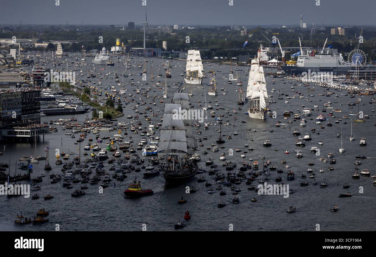 Große Schiffe während der Sail-in Parade vom A'DAM Tower in Amsterdam, Niederlande am 20. August 2025. Die Bootsparade markiert die Eröffnung der neunten Ausgabe von SAIL2025. ANP KOEN VAN WEEL niederlande aus - belgien aus Stockfoto