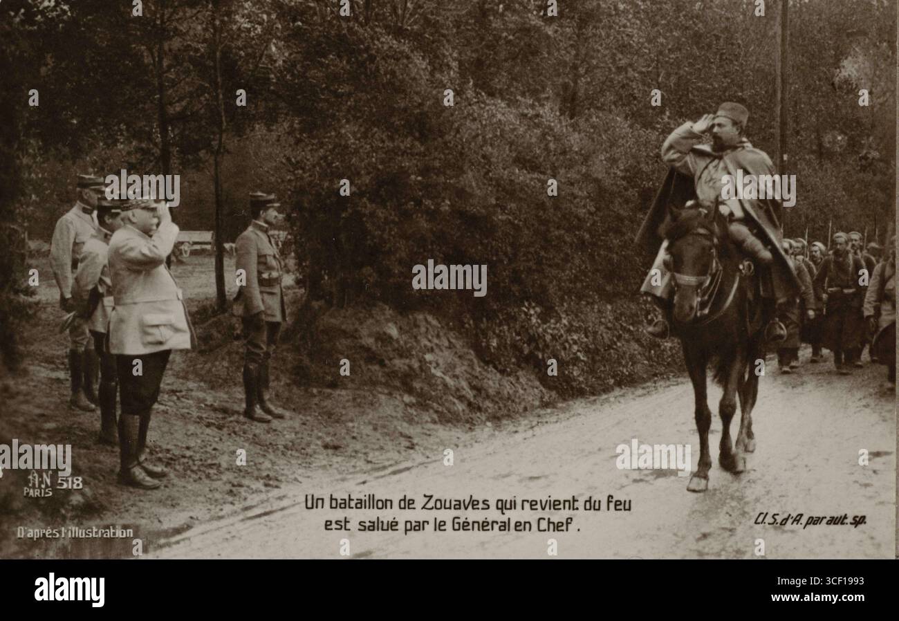 Diese Propagandapostkarte aus dem Ersten Weltkrieg von 1914 zeigt eine Gruppe französischer Zouaves, die von einem französischen Generalleutnant begrüßt werden, wenn sie von der Front zurückkehren. Stockfoto