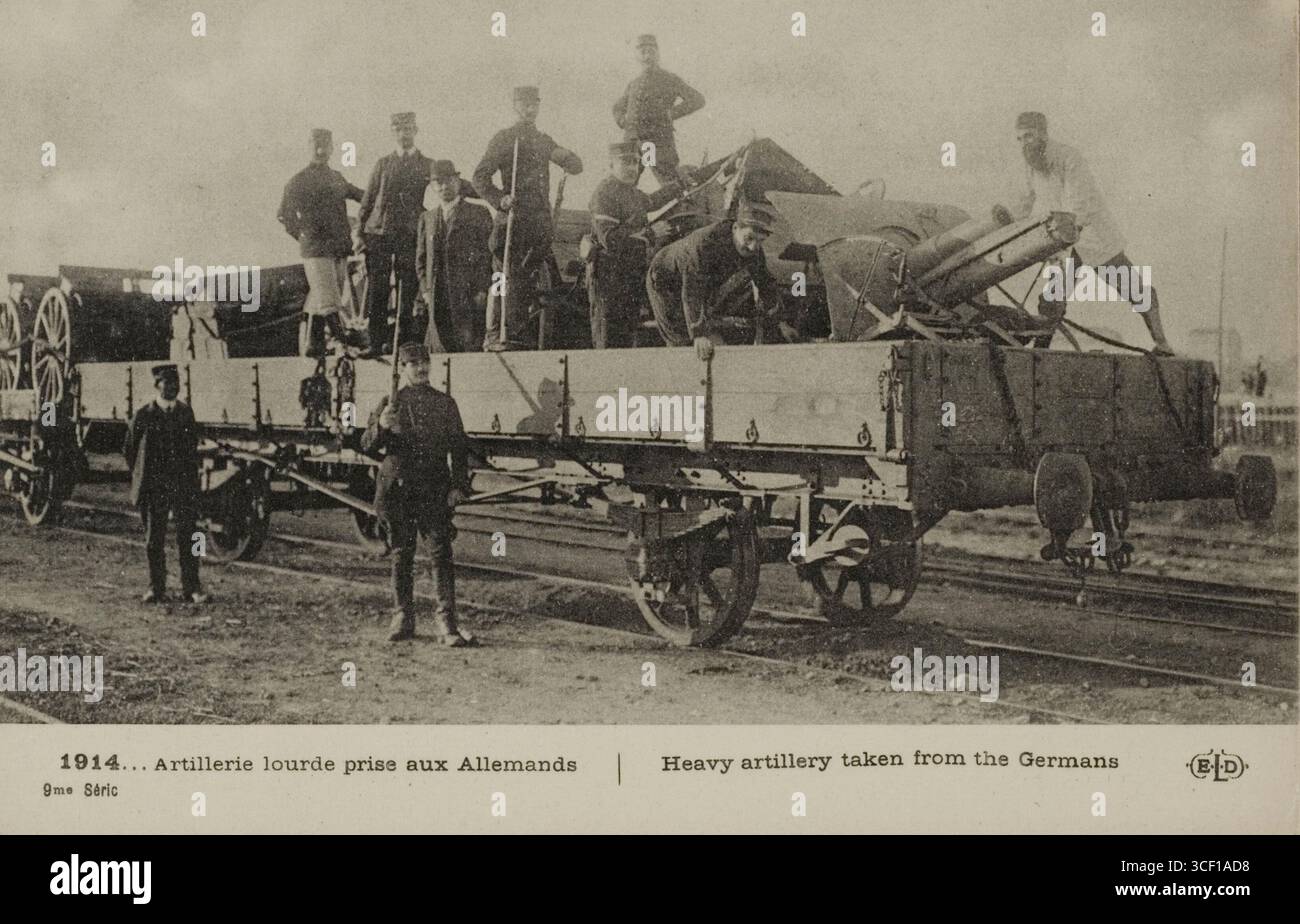 Eine Propagandakarte aus dem Ersten Weltkrieg, die schwere Artillerie zeigt, die von den Deutschen gefangen genommen wurde und mit dem Zug auf offenen Waggons in Frankreich transportiert wurde, 1914. Stockfoto