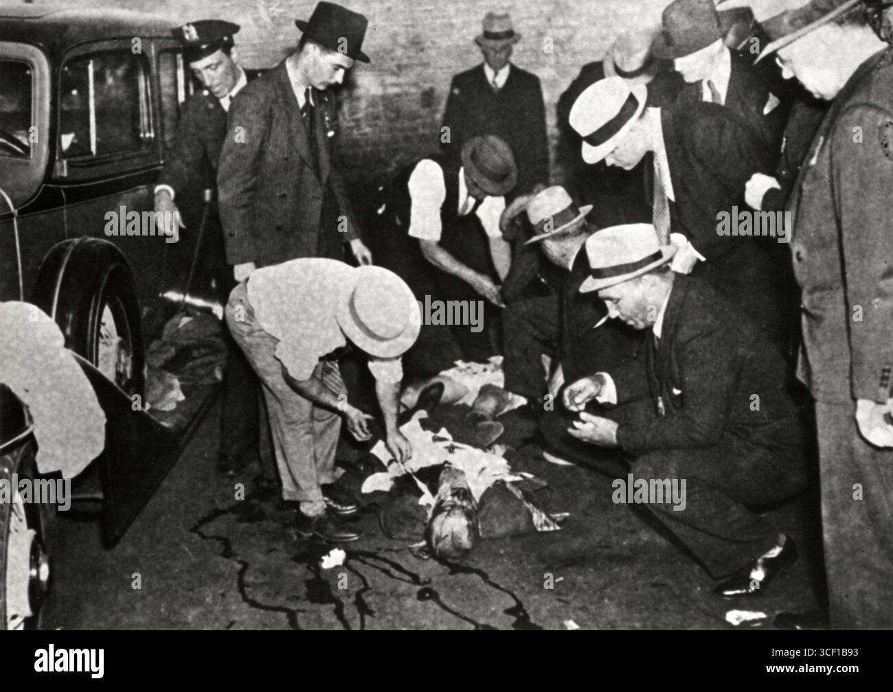 Die amerikanische Polizei umgibt die Leichen der Gangster Morris Kessler und Joseph Amberg, die am 30. September 1935 von Kollegen getötet wurden. Stockfoto