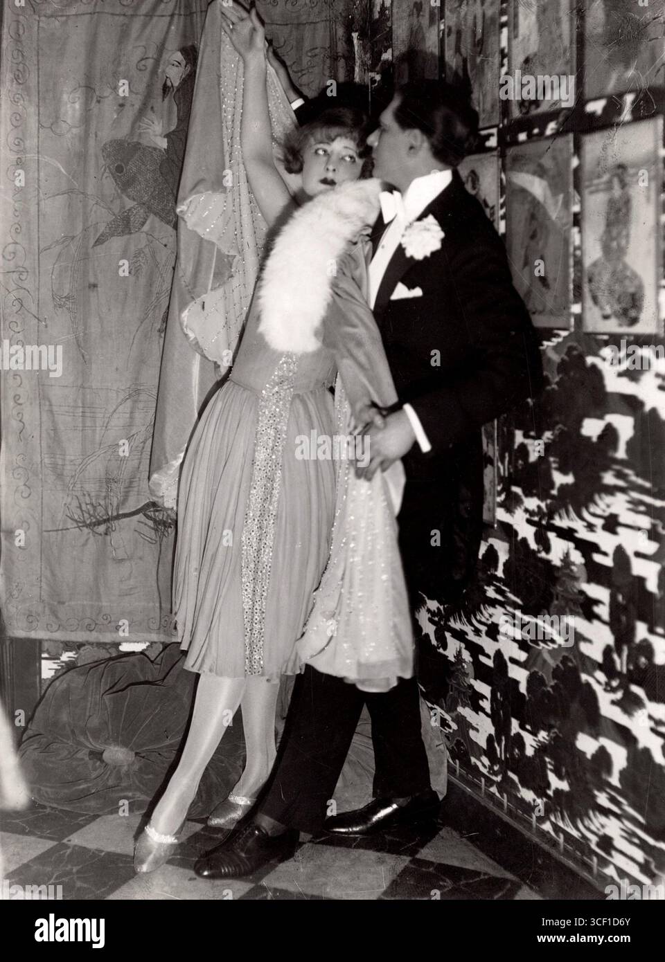 Tänzerinnen und Tänzer, die den „Black Bottom“-Tanz in Paris, Frankreich, 1926 vorführen. Dieser lebhafte Tanz, der in den 1920er Jahren populär war, wurde zu einem festen Bestandteil von Jazzclubs und gesellschaftlichen Zusammenkünften. Stockfoto