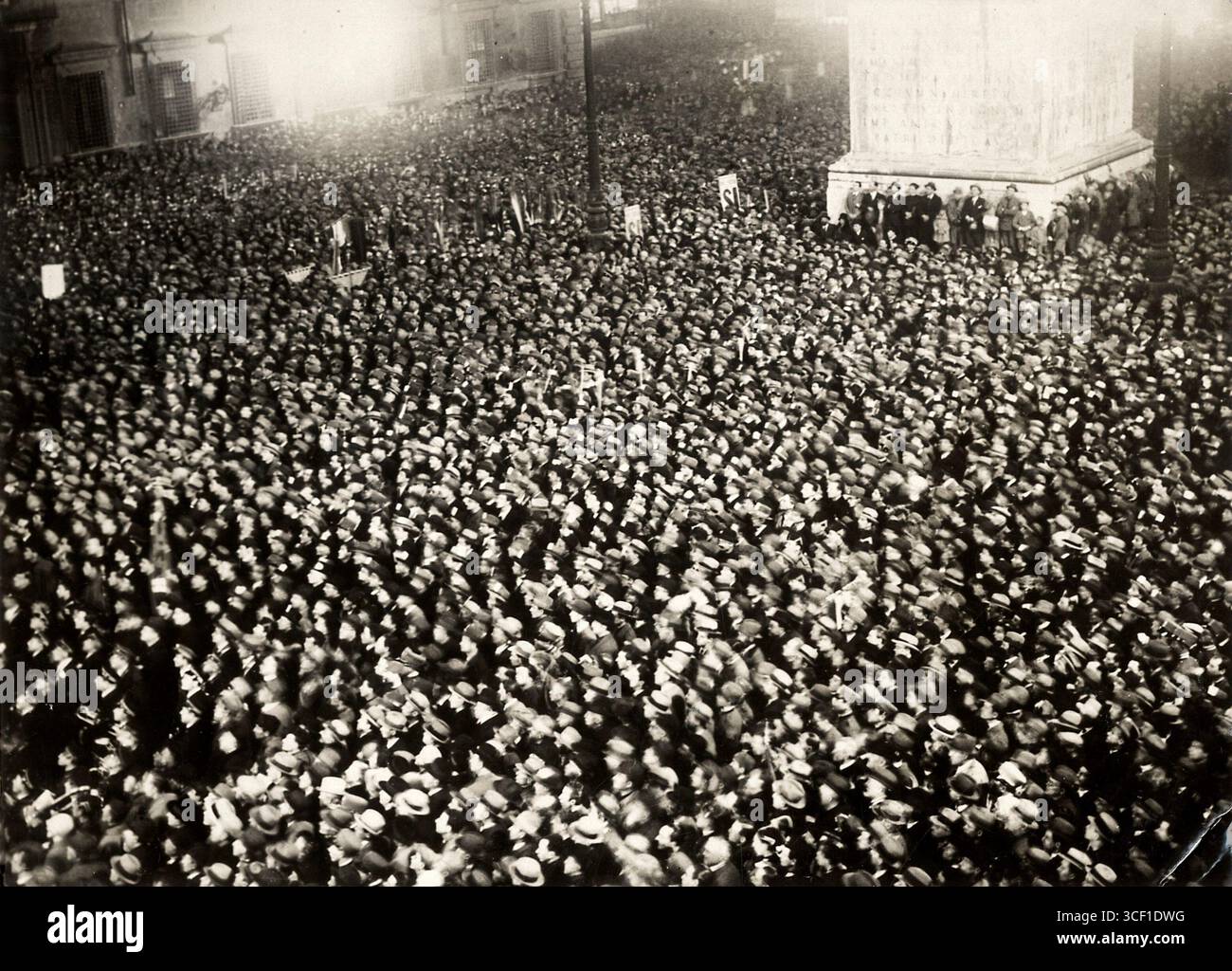 Im Jahr 1929 konzentrierte sich Italien auf seine Wahlen, wobei sich eine große Menschenmenge auf der Piazza Colonna in Rom versammelte. Die Menge versammelte sich zur Unterstützung des faschistischen Regimes und seiner politischen Führer und demonstrierte die öffentliche Popularität der Bewegung. Stockfoto