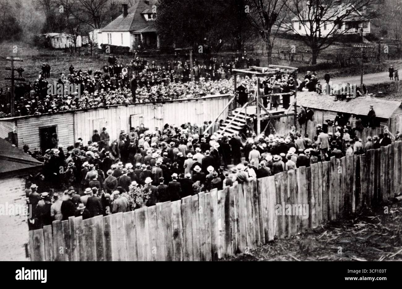 Öffentliche Hinrichtung von William de Boe wegen Raubs und Übergriffen in Smithsland, Kentucky, USA, 1925. Marjorie Johnson, das Opfer, war bei der Erhängung dabei. Kentucky, USA, 1925. Stockfoto
