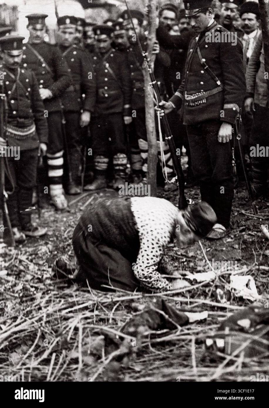 1912 ermordeten zwei Baschi Bazoukas in Bulgarien zwanzig christliche Mädchen. Vor ihrem Erhängen betet einer der Verurteilten. Bulgarien, 1912. Stockfoto