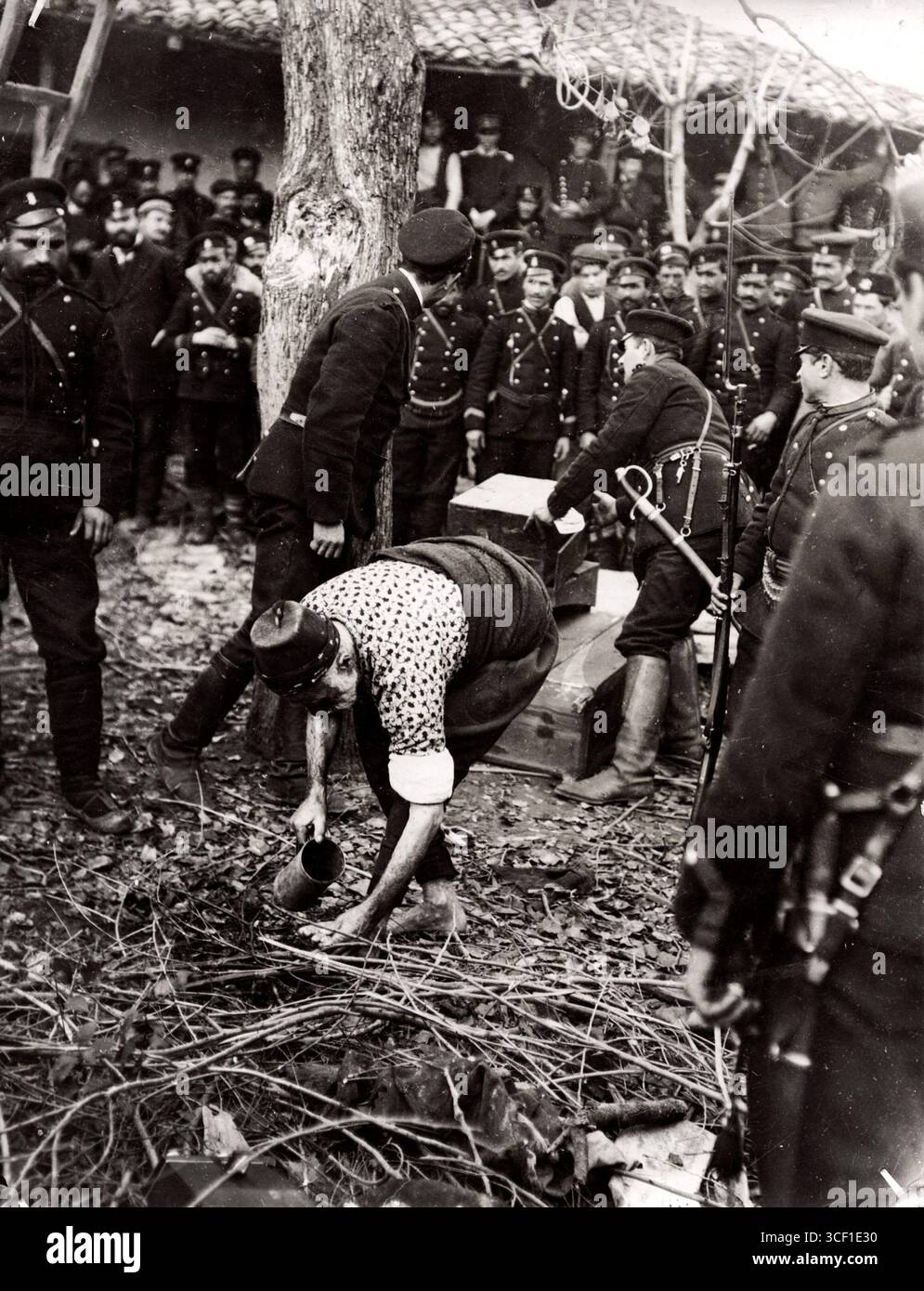 1912 ermordeten zwei Baschi Bazoukas in Bulgarien zwanzig christliche Mädchen. Vor dem Erhängen waschen sie sich die Füße nach religiösem Brauch. Bulgarien, 1912. Stockfoto