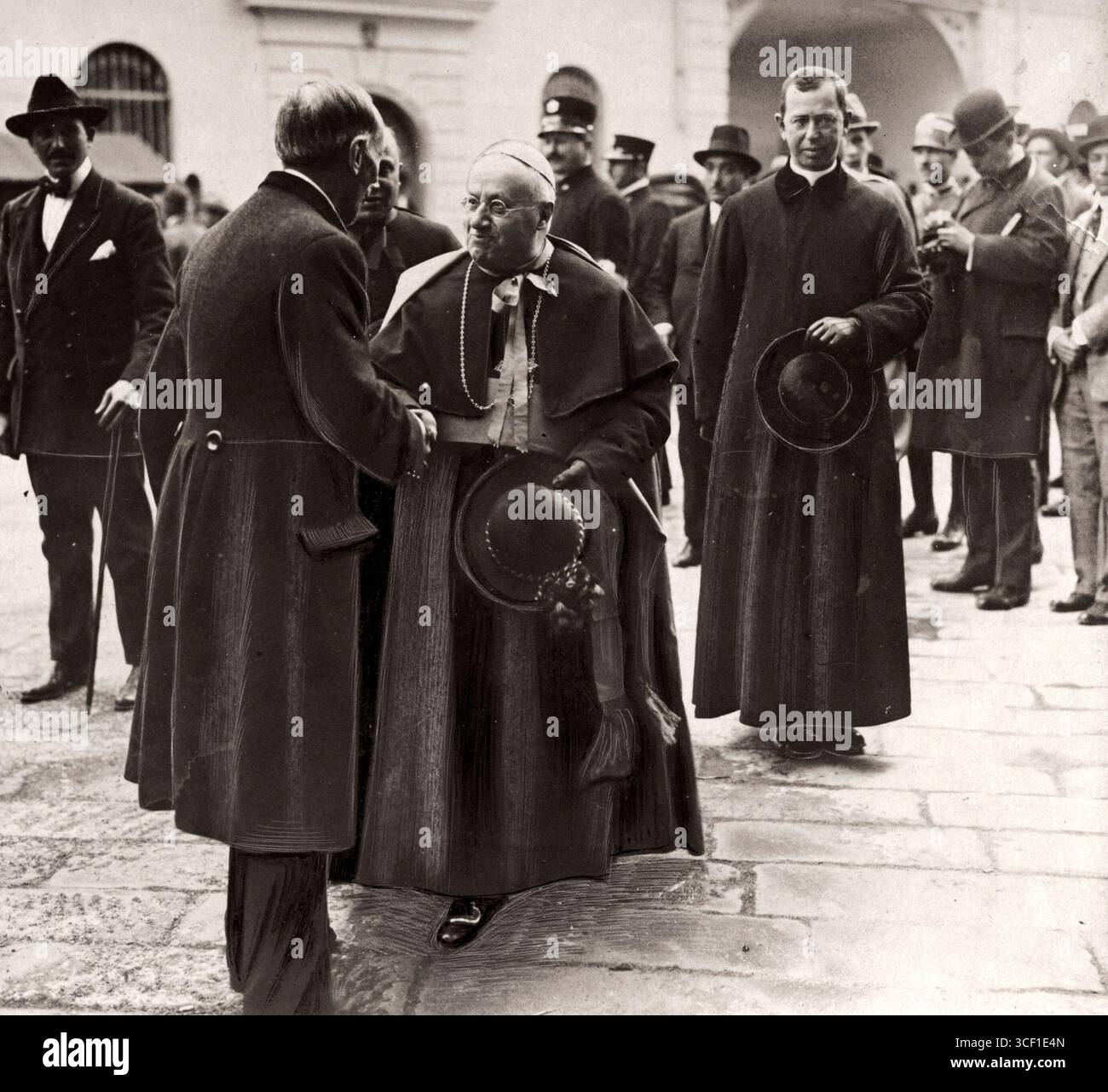 1922 vertritt der Bischof von Genua den Papst auf der Weltkonferenz in Genua, Italien. Das Bild ist Teil einer Serie von 14 Fotografien, die Momente des Ereignisses festhalten. Stockfoto
