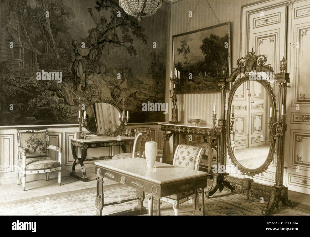 Für den Besuch von Königin Wilhelmina 1912 wurde das Außenministerium in Quai d’Orsay in Paris vorbereitet. Das Foto zeigt das Boudoir von Königin Wilhelmina, das einst Gegenstände von Kaiserin Eugenie und Kaiserin Josephine enthielt. Stockfoto