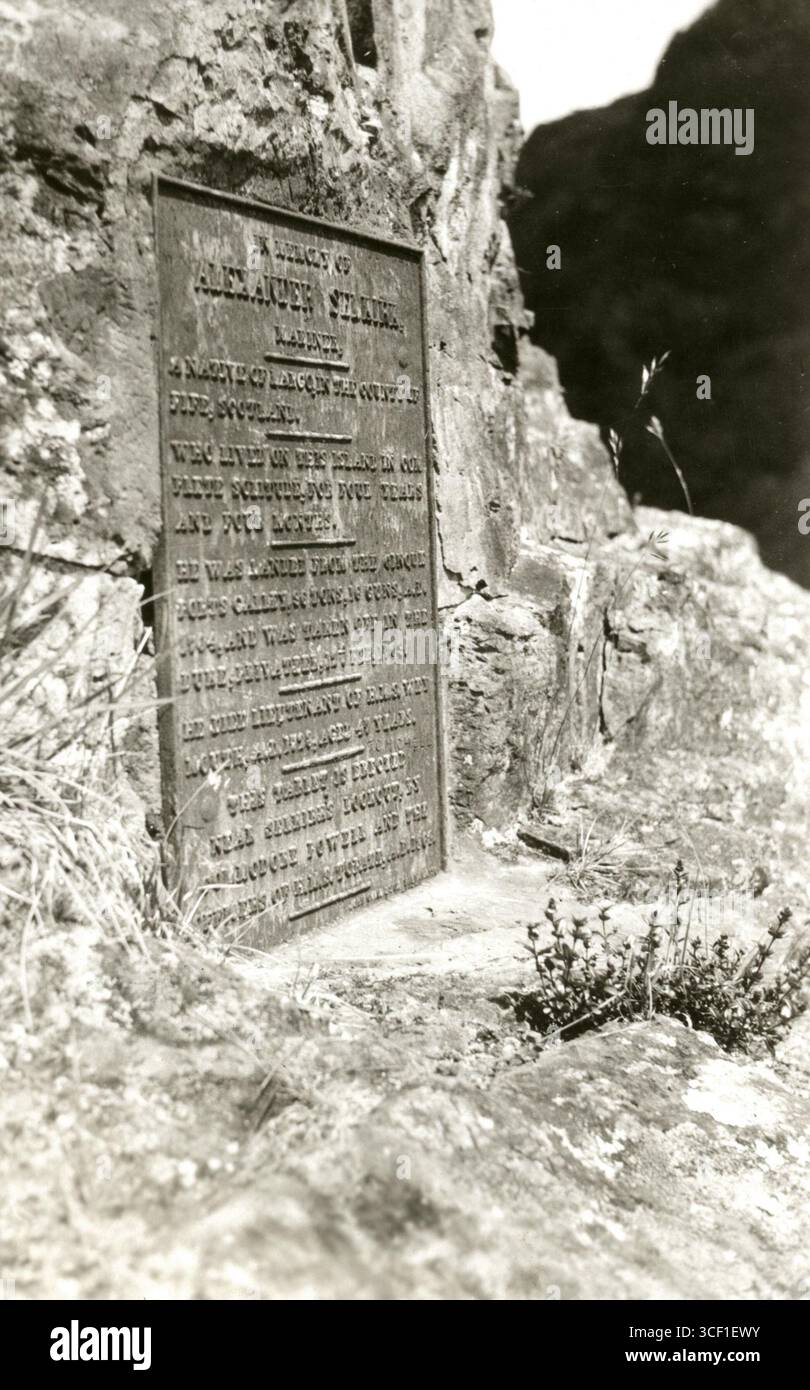 Gedenkstein für Alexander Selkirk (1676–1723) auf der unbewohnten Pazifikinsel, auf der er vier Jahre lebte, inspirierte Daniel Defoes Roman Robinson Crusoe. Stockfoto