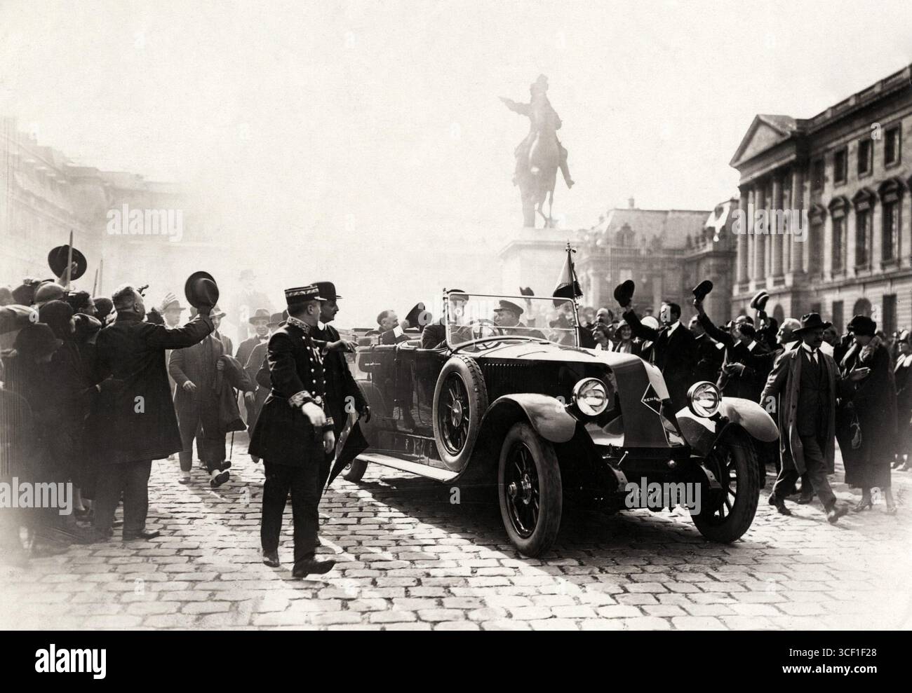 Gaston Dumergue, von 1924 bis 1931 Präsident Frankreichs, wird am 13. Juni 1924 im Präsidentenwagen (40 ps Renault) gesehen und fährt nach seiner Wahl nach Paris ein, begrüßt von Senatoren und Abgeordneten im Schloss Versailles. Stockfoto