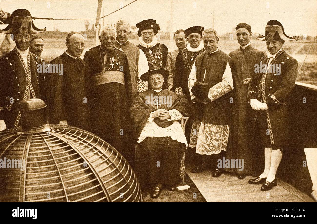 Im Juli 1924, Kardinal-Legat von Rossum und seine Delegation, einschließlich Mgr. Heylen und Mgr. Auf dem Schiff Batavier II posierte er auf dem Weg zum Internationalen Eucharistischen Kongress in Amsterdam. Stockfoto
