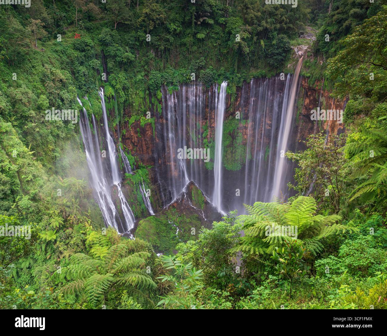 Der Tumpak Sewu Wasserfall in Ost-Java, Indonesien, ist ein atemberaubendes Naturwunder, das die atemberaubende Schönheit der Region zeigt Stockfoto