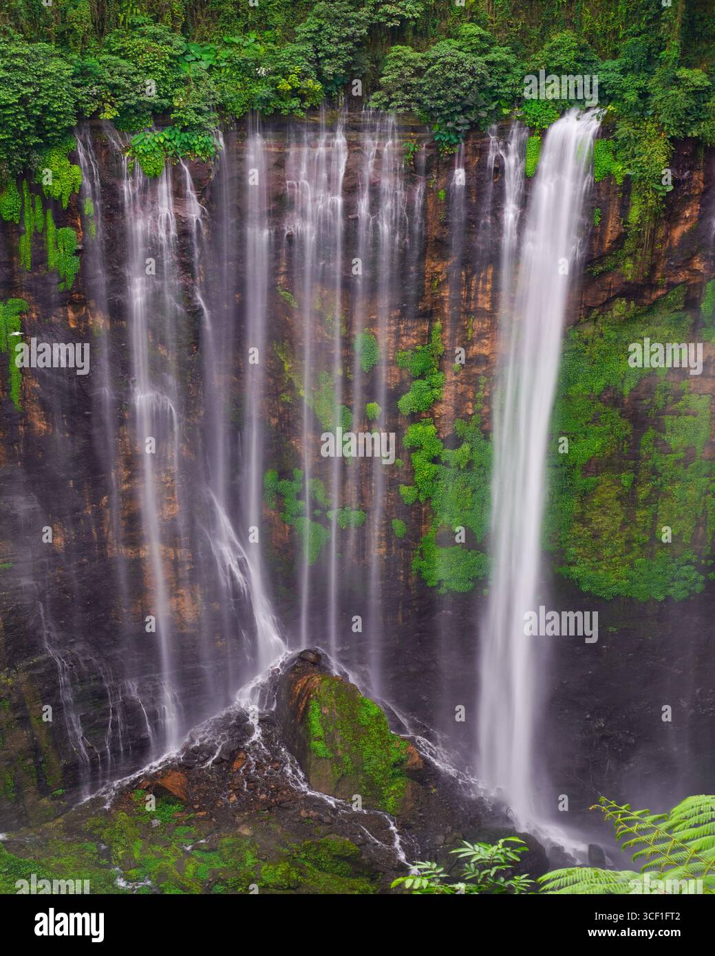 Der Tumpak Sewu Wasserfall in Ost-Java, Indonesien, ist ein atemberaubendes Naturwunder, das die atemberaubende Schönheit der Region zeigt Stockfoto