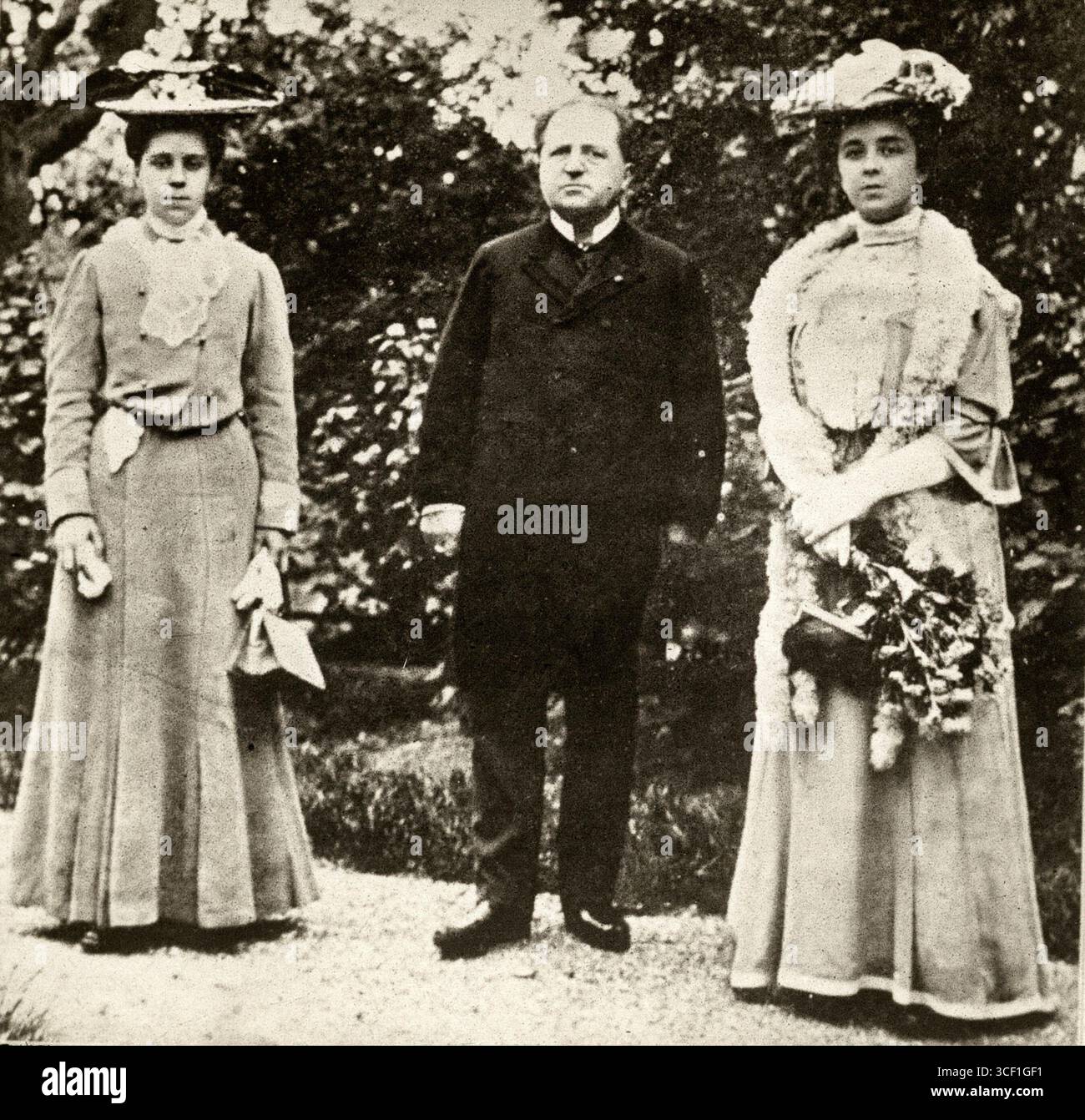 Henriëtte Sophia Suzanna Kuyper (1870–1933), Publizistin und Schriftstellerin, die in reformierten Jugendwerken und Frauenorganisationen aktiv ist, wird mit ihrem Vater Abraham Kuyper (1837–1920) dargestellt. Auf der linken Seite befindet sich wahrscheinlich Johanna Hendrika (Jo) Kuyper. Aufgenommen um 1900 in den Niederlanden. Stockfoto