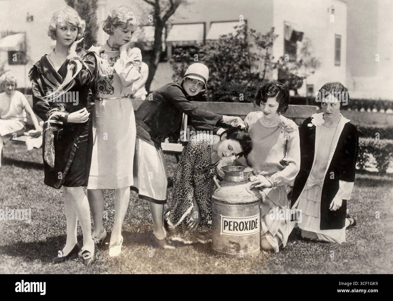 Fünf junge Frauen mit modischen Frisuren, die sich kurz schneiden lassen, eine kniet vor einer Peroxiddose, eine andere hält ihre Haare, 1927. Stockfoto
