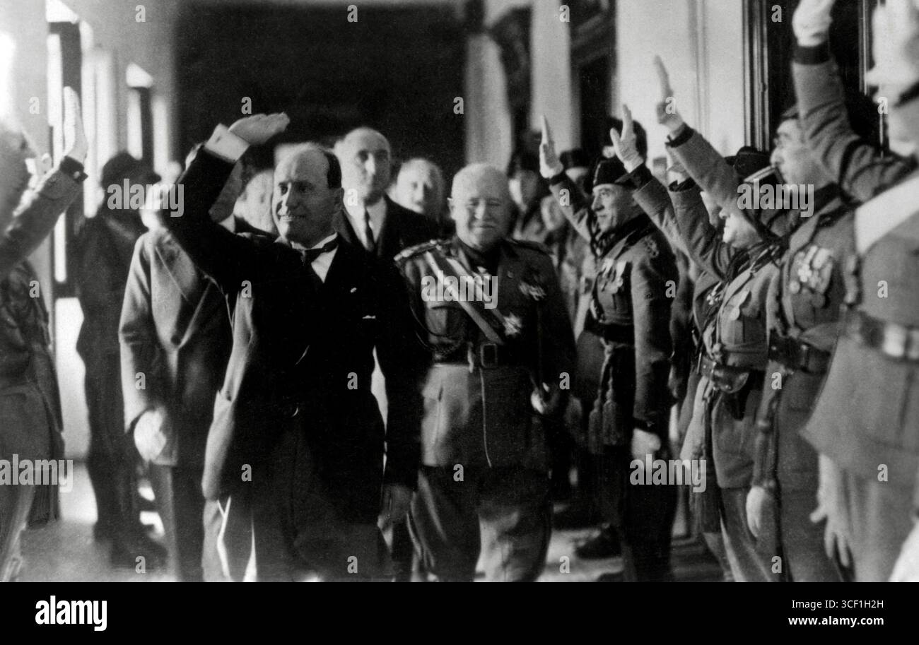 1927 wird Benito Mussolini offiziell von seinen Generälen und Helfern mit dem faschistischen Gruß empfangen, anlässlich des 5. Jahrestages des faschistischen Regimes in Italien. Die Zeremonie findet in Rom statt. Stockfoto