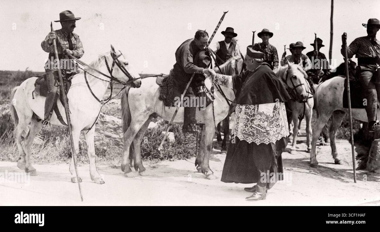 Die Ankunft des päpstlichen Gesandten, Monsignore Riviera, während der Wallfahrt zur Heiligen Maria vom Meer in Südfrankreich im Jahr 1923. Stockfoto