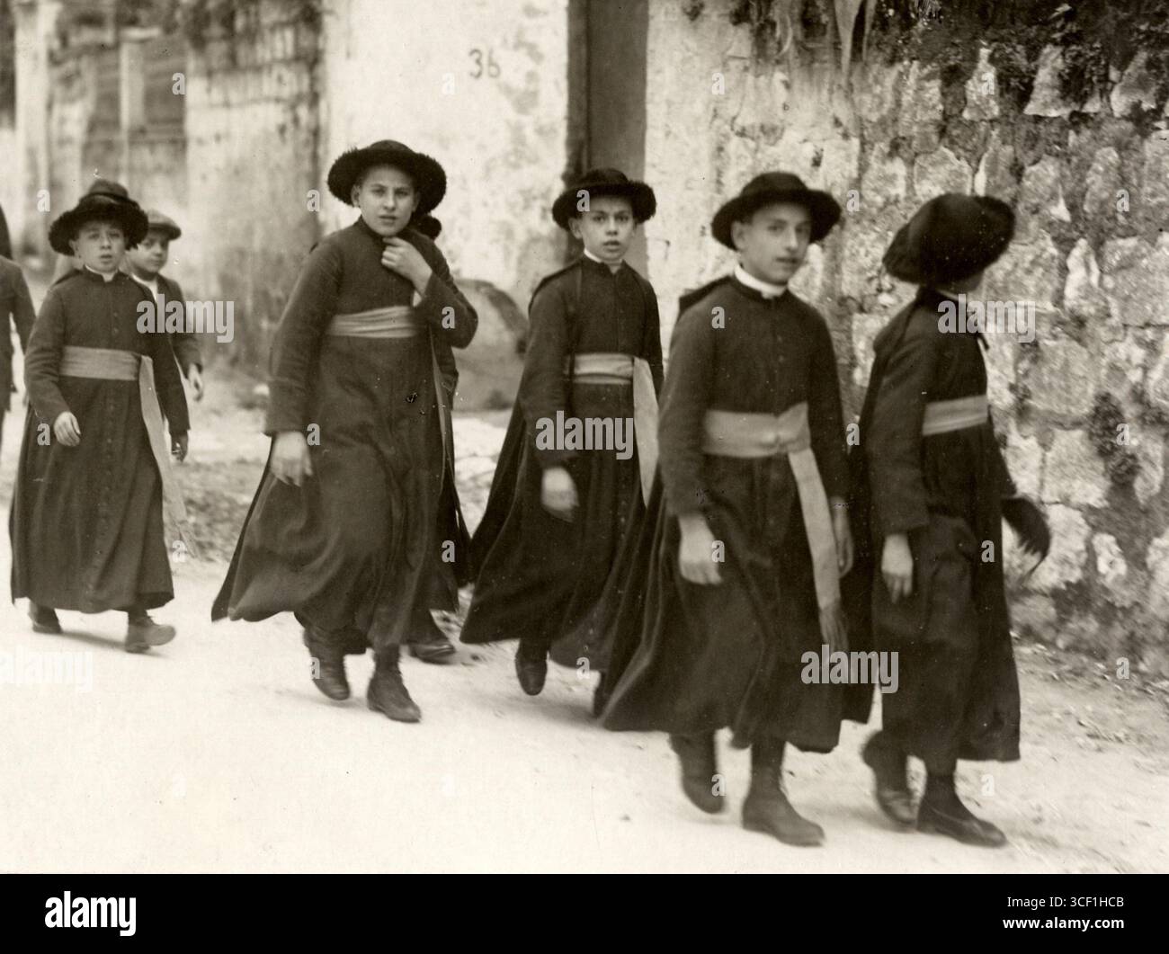 Italienische Internatsjungen, gekleidet als Priester während einer religiösen Prozession in Italien, 1926. Stockfoto