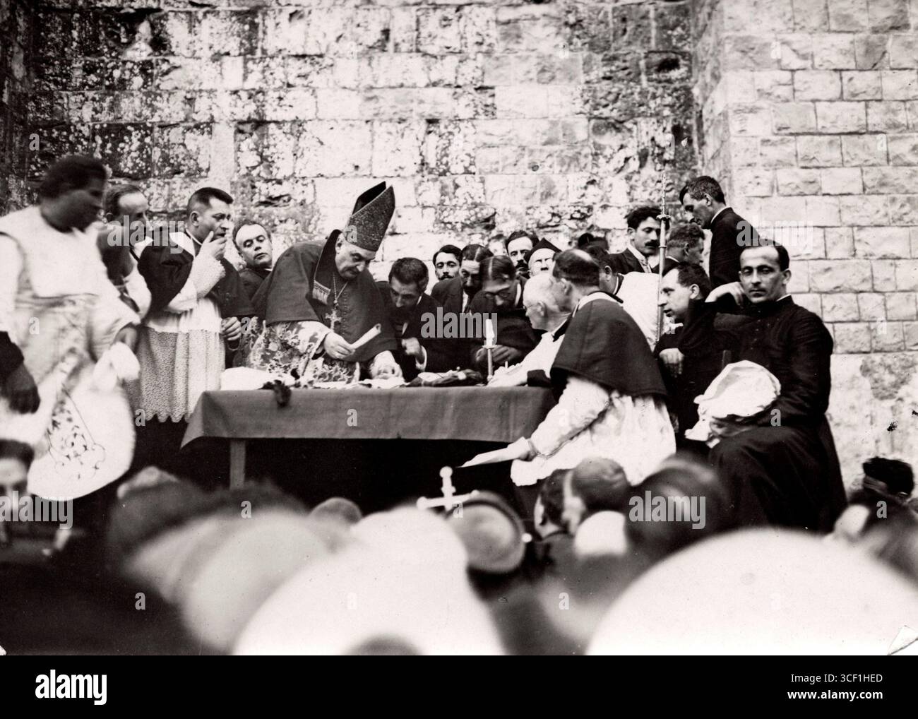 Wallfahrt der Heiligen Marys vom Meer. Päpstlicher Gesandter Bischof Rivièra während der Eröffnungszeremonie am Wallfahrtsort. Südfrankreich, 1923. Stockfoto