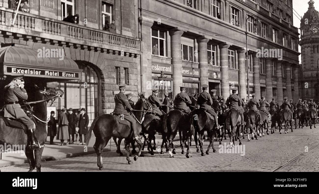 Britische Truppen reiten durch die Straßen Kölns im Rahmen der britischen Besetzung des Rheinlandes im Januar 1922. Stockfoto