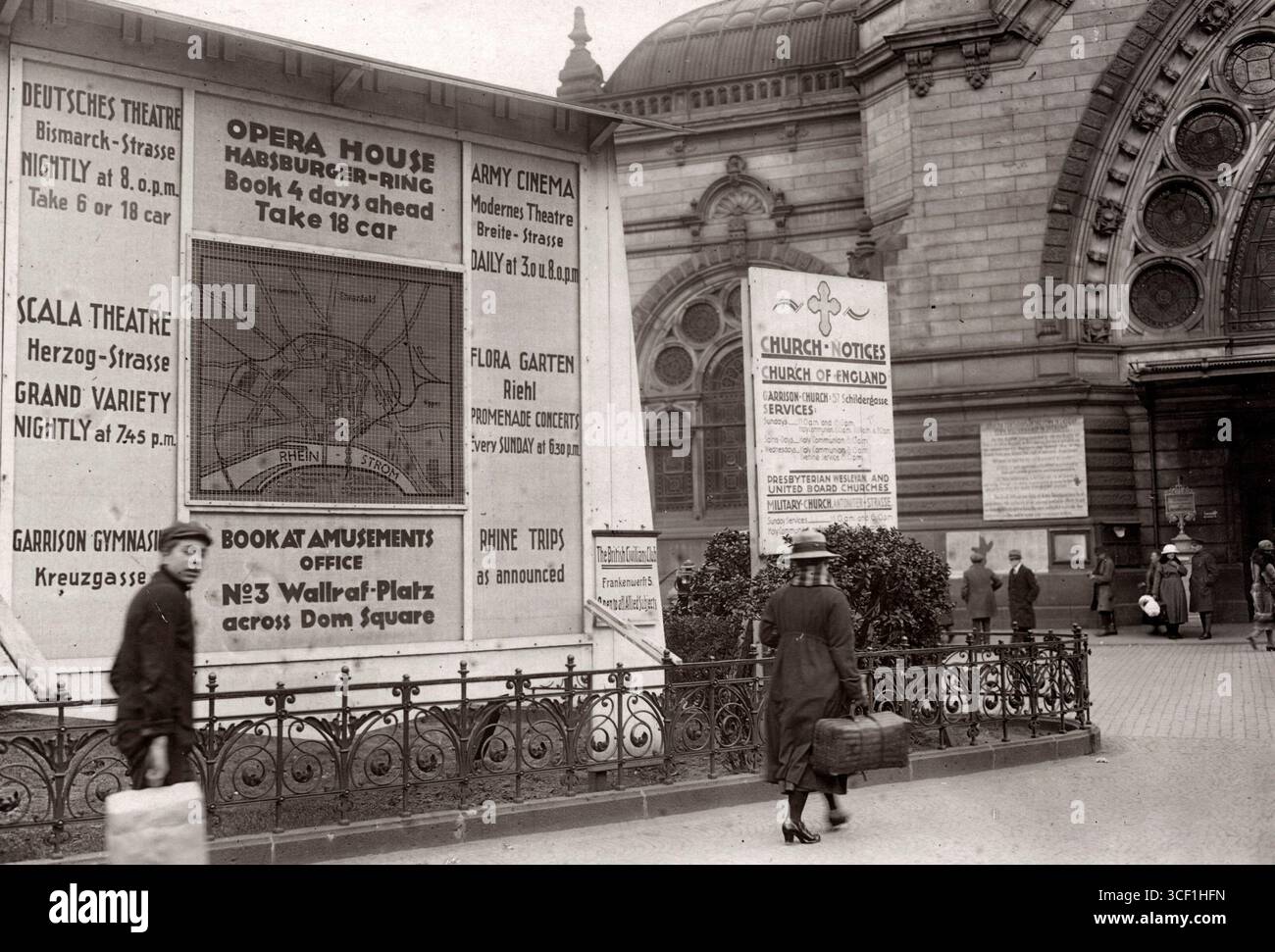 Plakate mit zahlreichen englischen Texten in der Nähe des Bahnhofs in Köln während der britischen Besetzung des Rheinlandes im Januar 1922. Stockfoto