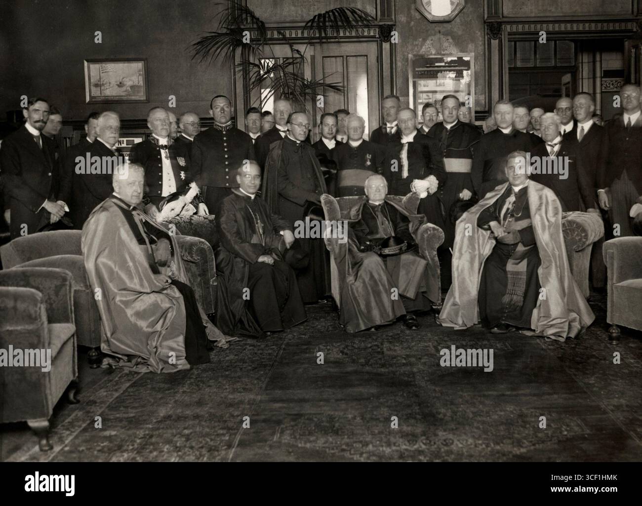 Kardinal Willem Marinus van Rossum besuchte 1913 die Niederlande von Rom aus. In Amsterdam wurde er von Monsignore B. Eras, dem päpstlichen Internuncio, und Bischof J.D.J. Aengenent von Haarlem begrüßt. Stockfoto