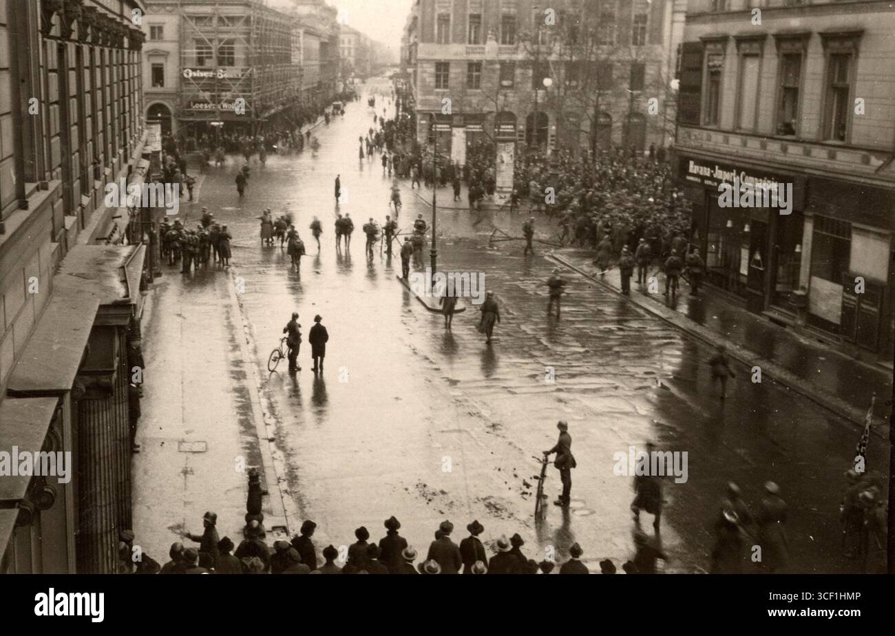 Eine Menschenmenge in der Nähe von unter den Linden und der Friedrichstraße wird von einem gepanzerten Fahrzeug, das 1920 während der Unruhen in Berlin Salven abfeuerte, ferngehalten. Stockfoto